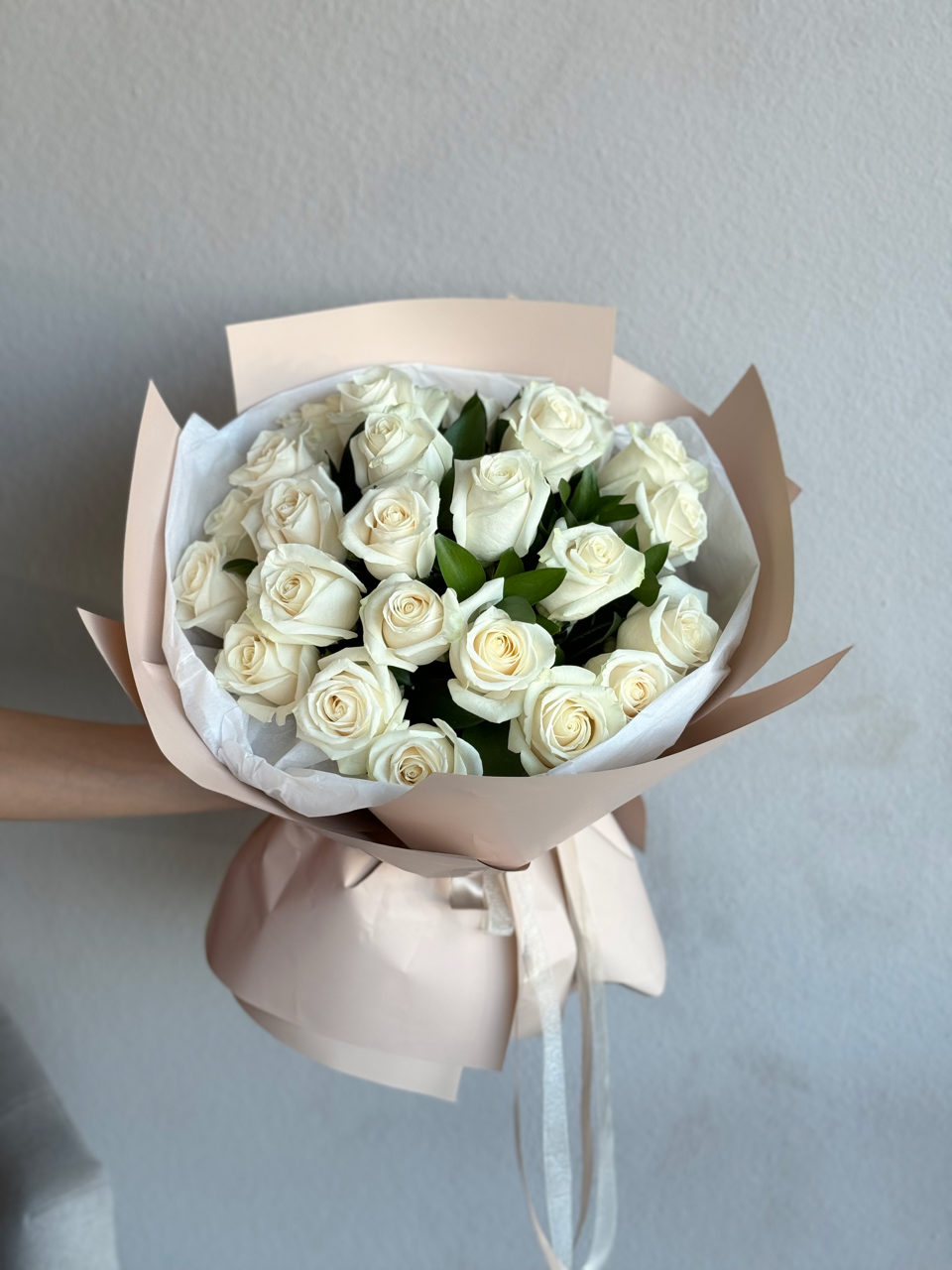 White Vendela Roses bouquet